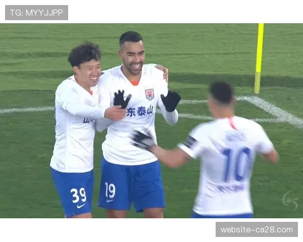 “山东泰山3-1力克重庆铜梁龙，马德鲁加头球梅开二度”